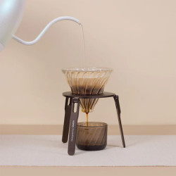 OutIn Foldable Coffee Stand  – faltbarer Halter für Kaffeemaschine