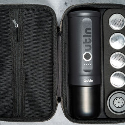 Outin Nano (Space Grey) Set - Reisekaffeemaschine + Schutzhülle