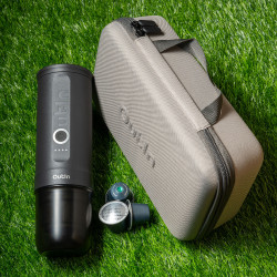 Outin Nano (Space Grey) Set - Reisekaffeemaschine + Schutzhülle