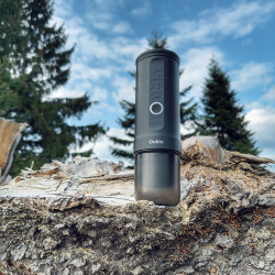 Outin Nano (Space Grey) Set - Reisekaffeemaschine + Schutzhülle