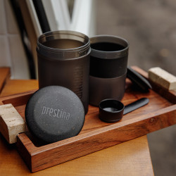 Wacaco Prestina (coal black) – ein tragbarer Kaffeebereiter